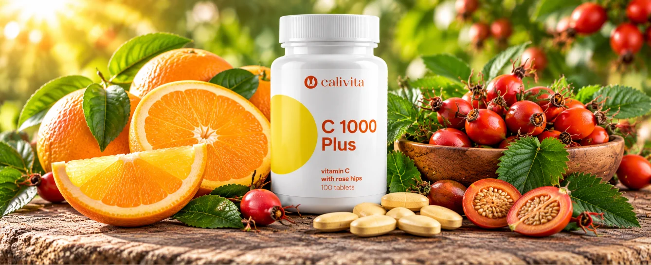 Suplement CaliVita C 1000 Plus z witaminą C i dziką różą, otoczony pomarańczami, owocami dzikiej róży i tabletkami