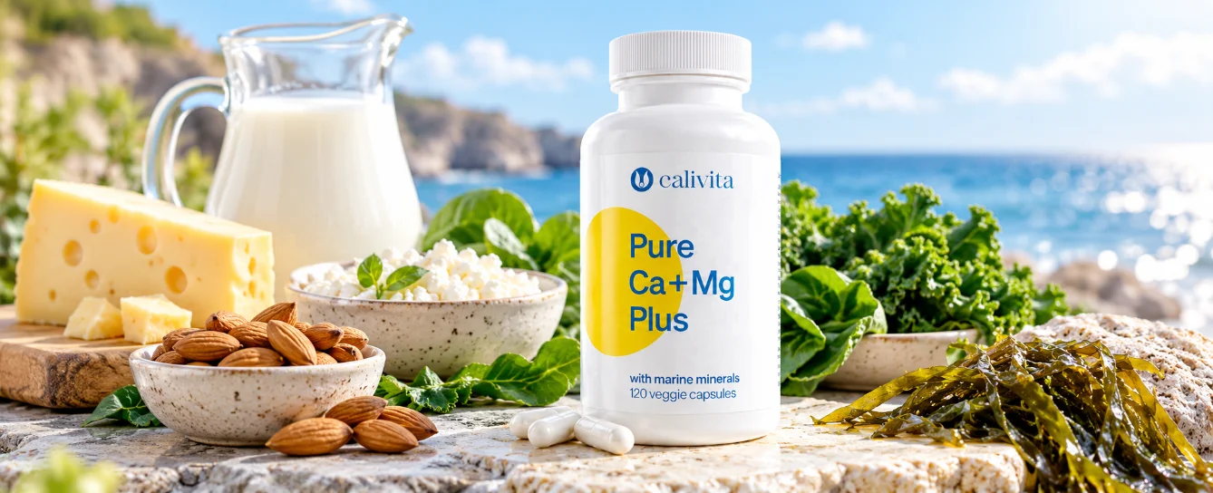 Suplement CaliVita Pure Ca+Mg Plus obok produktów będących źródłem wapnia i magnezu, takich jak mleko, ser, migdały, zielone warzywa i algi